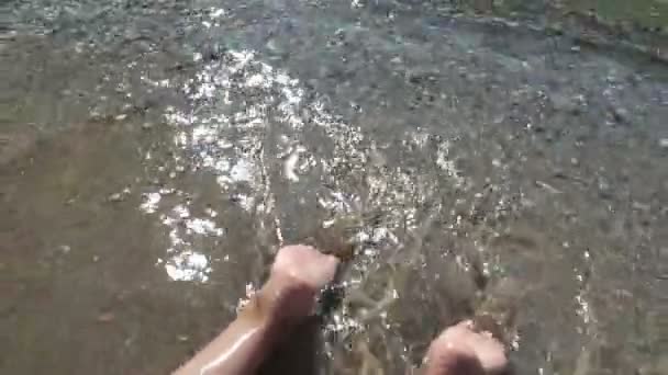 Fale Morskie Spływające Opalonych Kobiecych Stopach Piękna Młoda Kobieta Relaksująca — Wideo stockowe