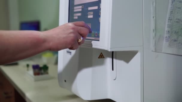 Technicien Femelle Ajuste Machine Laboratoire Hôpital Moderne Avec Matériel Médical — Video
