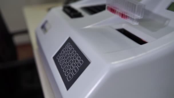 女性实验室技术员建立了一个用于血液分析的实验室机器 现代医疗技术 — 图库视频影像