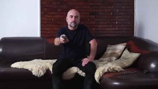 Hombre Barbudo Emocional Viendo Fútbol Televisión Mientras Está Sentado Sofá — Vídeos de Stock