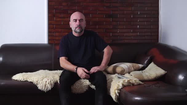 Emotionaler Bärtiger Mann Schaut Fußball Fernsehen Während Auf Einem Sofa — Stockvideo