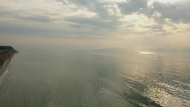 Gündoğumu Gökyüzü Arkaplanının Hava Görüntüsü Denizin Üzerinde Sabah Gökyüzü Bulutları — Stok video