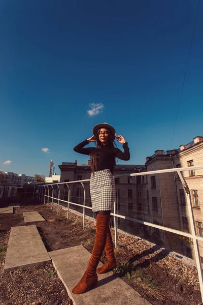 Fashion woman portrait of young pretty trendy girl in hat posing — 스톡 사진