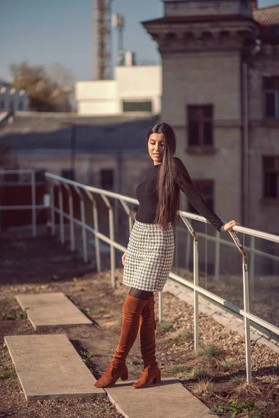 Retrato de mulher de moda de menina bonita na moda posando no — Fotografia de Stock