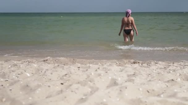 Zorgeloze Vrouw Van Middelbare Leeftijd Zee Strand Vakantie — Stockvideo