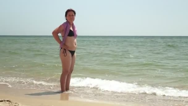 Татуйована Жінка Стоїть Нею Море Дивлячись Море — стокове відео