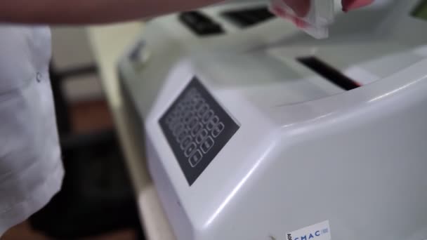 Eine Laborantin Richtet Eine Labormaschine Für Die Blutanalyse Ein Moderne — Stockvideo
