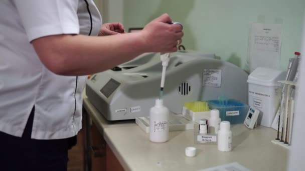 Kadın Bir Laboratuvar Asistanı Kan Testleri Hazırlıyor Modern Tıp Teknolojisi — Stok video