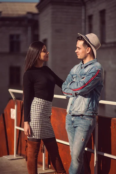 Stijlvolle jongen en meisje poseren in de voorkant van de camera op straat — Stockfoto