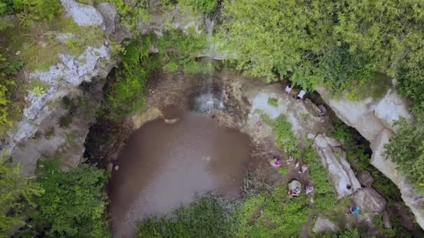 Vol Dessus Petites Cascades Dans Forêt Verte Filmé Avec Drone — Video