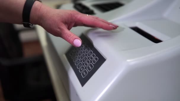Γυναίκα Τεχνικός Εργαστηρίου Στήνει Μια Εργαστηριακή Μηχανή Για Ανάλυση Αίματος — Αρχείο Βίντεο