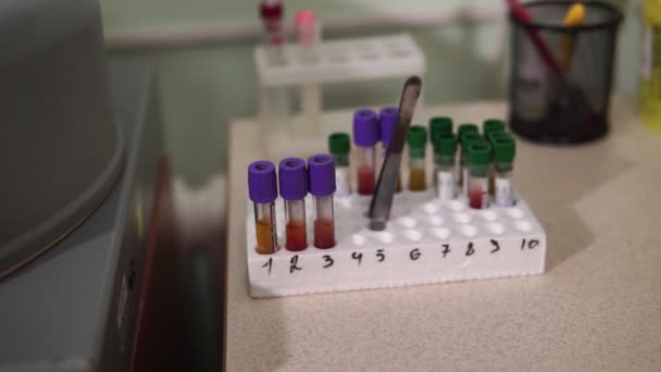Μια Βοηθός Εργαστηρίου Ετοιμάζει Εξετάσεις Αίματος Σύγχρονη Ιατρική Τεχνολογία Μικροσκοπικό — Αρχείο Βίντεο