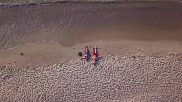 Par Liggande Stranden Antenn Ovanifrån Drönare Skott Vid Havet Stranden — Stockvideo