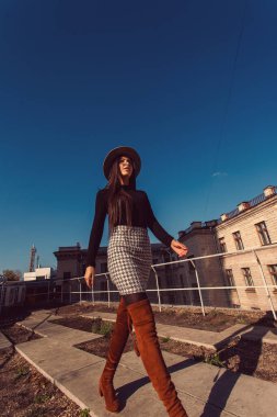 Genç, güzel, şık bir kız sokakta yürüyor. Manken kız!