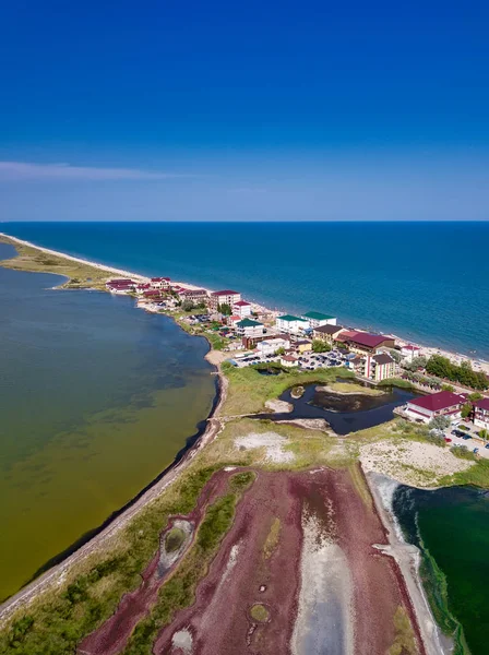 Curortnoe tengeri nyál üdülőhely Odessa régióban Ukrajna. Légi kilátás a strandra és a tengerre. — Stock Fotó