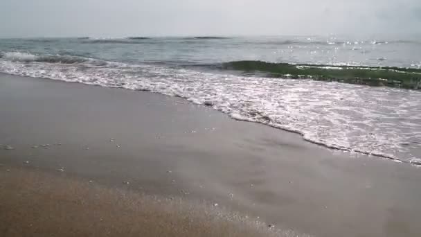 Vista Mar Dia Agradável Verão Céu Azul Com Nuvens Pequenas — Vídeo de Stock