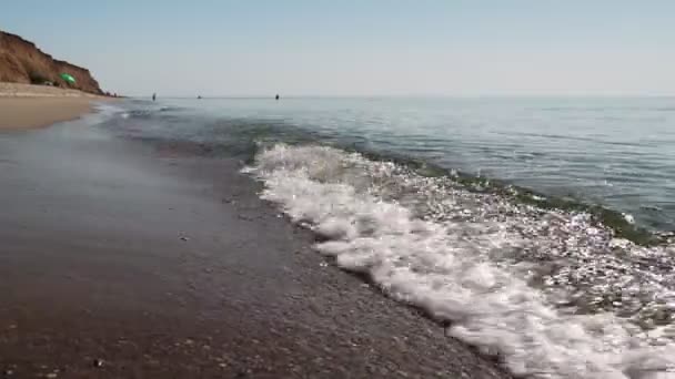 素敵な夏の日に海の景色 小さな雲と青い空 きれいな青い海の水と滑らかな波 明確な地平線の行 — ストック動画