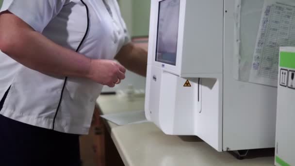 Kadın Bir Laboratuvar Asistanı Kan Testleri Hazırlıyor Modern Tıp Teknolojisi — Stok video