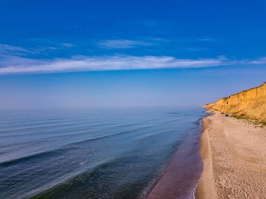 Dalgalı kumsal ve denizin havadan görünüşü