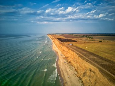 İnanılmaz güzel bir deniz manzarasının havadan çekilmiş fotoğrafı.
