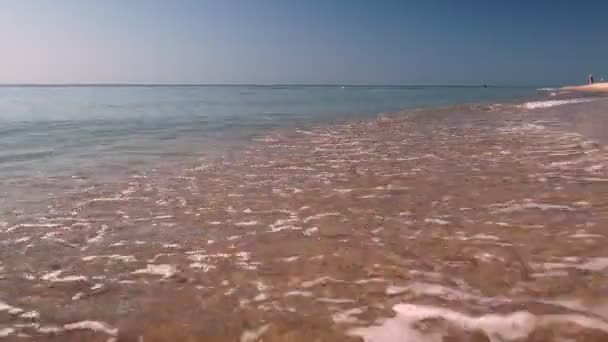 Uitzicht Zee Mooie Zomerdag Blauwe Lucht Met Kleine Wolken Schoon — Stockvideo