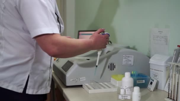 Μια Βοηθός Εργαστηρίου Ετοιμάζει Εξετάσεις Αίματος Σύγχρονη Ιατρική Τεχνολογία Μικροσκοπικό — Αρχείο Βίντεο