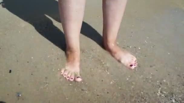 Bronzlaşmış Kadın Ayaklarını Deniz Dalgaları Kaplıyor Yaz Tatili Boyunca Sahilde — Stok video