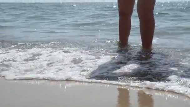 Zeegolven Die Gebruinde Vrouwelijke Voeten Spoelen Mooie Jonge Vrouw Ontspannen — Stockvideo