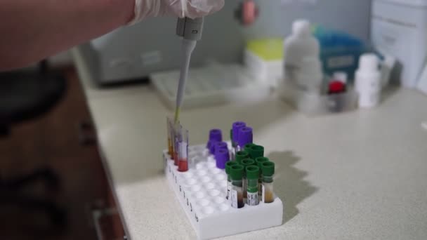 Tubos Ensayo Están Siendo Insertados Analizador Bioquímico Por Trabajador Laboratorio — Vídeos de Stock