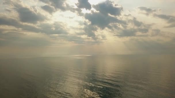 Gündoğumu Gökyüzü Arkaplanının Hava Görüntüsü Denizin Üzerinde Sabah Gökyüzü Bulutları — Stok video