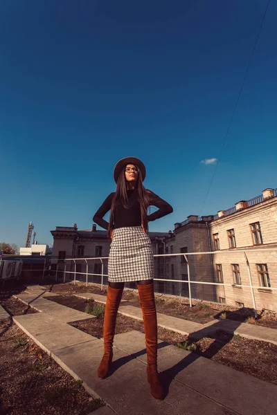 Mode femme portrait de jeune jolie fille à la mode dans chapeau posant — Photo