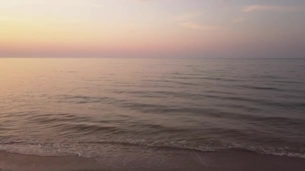 日の出の空の背景の空中ビュー 海の上に朝の空の雲と空中劇的な黄金の日の出 日の出の見事な空の雲 空中ビデオ撮影 — ストック動画