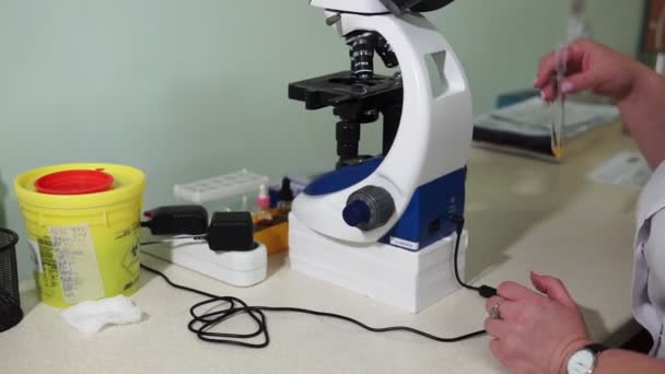 Female Research Scientist Looks Biological Samples Microscope Inglés Ella Sus — Vídeo de stock