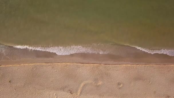 海滩和海上空中俯瞰 海面上柔软的浪花和卵石 水的颜色在早晨非常明亮 4K视频 — 图库视频影像