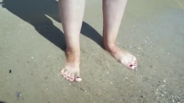 Vagues Mer Lavant Sur Les Pieds Femelles Bronzés Belle Jeune — Video