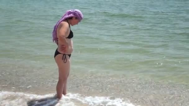 Una Mujer Bronceada Está Pie Con Espalda Mar Mirando Mar — Vídeo de stock