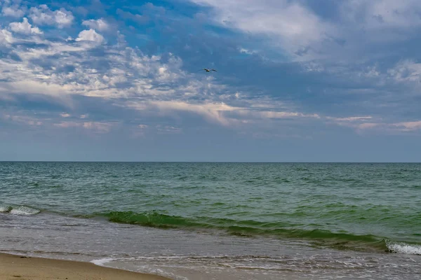 Расслабляющий морской пейзаж с широким горизонтом неба и моря — стоковое фото