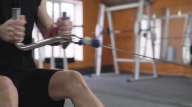 Spor salonunda vücut geliştiren bir adam, bir barla çalışıyor, trisepsleri geliştiriyor, büyük göğüs kası ve ön deltoid kası var. Aşk sporlarından anlayan, spor salonuna giden, sağlıklı beslenen...