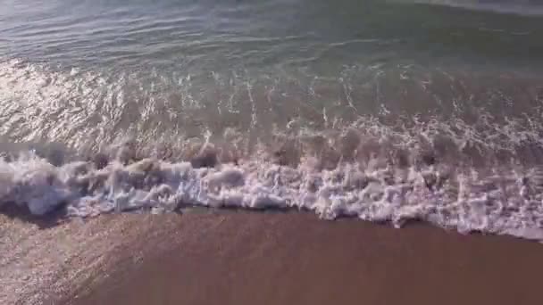 Vista Aérea Praia Ondas Mar Salpicando Areia Dourada — Vídeo de Stock