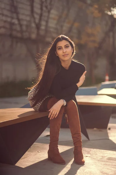 Close up ritratto di una ragazza con lunghi capelli neri all'aperto — Foto Stock