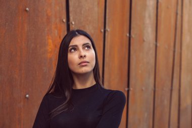 Modern dünyanın arka planında poz veren güzel bir kız modeli.