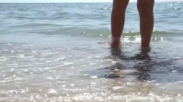Meereswellen Die Gebräunte Frauenfüße Überspülen Schöne Junge Frau Die Sich — Stockvideo