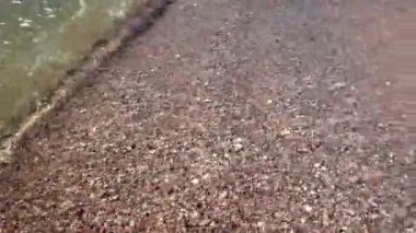 Ashore A Sandy Beach 'i yıkayan Deniz Dalgalarının Kapanışı. Yavaş çekim.