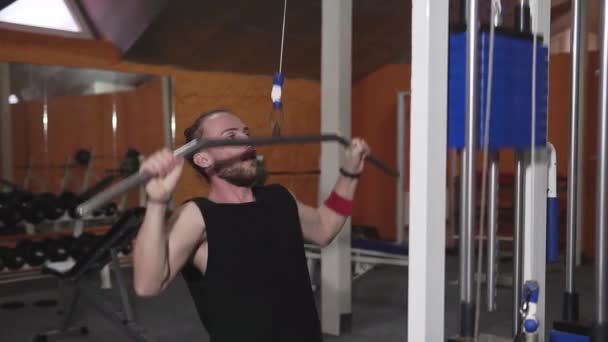 Bodybuilder Guy Palestra Lavorando Con Una Barra Stringere Migliorando Tricipiti — Video Stock