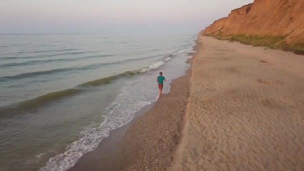 Man Walking Beach Při Západu Slunce Sledování Letecké Záběry Páru — Stock video