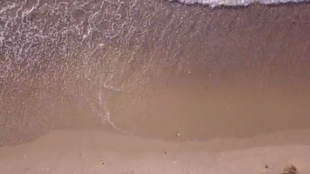 Vista Aérea Praia Ondas Mar Salpicando Areia Dourada — Vídeo de Stock