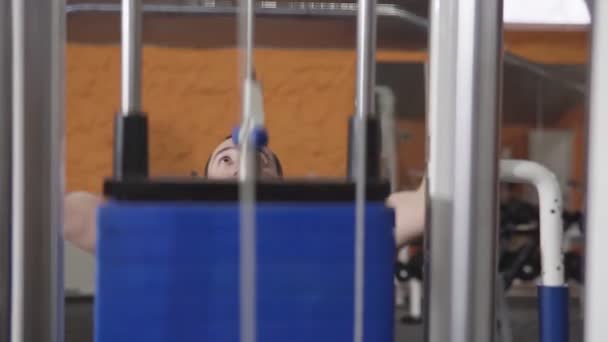 Bodybuilder Guy Palestra Lavorando Con Una Barra Stringere Migliorando Tricipiti — Video Stock