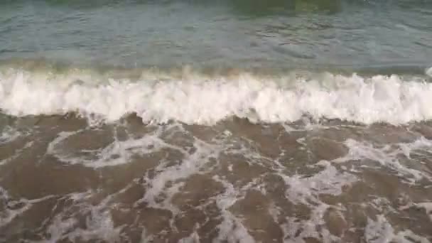 Närbild Havsvågor Tvätta Stranden Sandstrand Långsamma Rörelser — Stockvideo