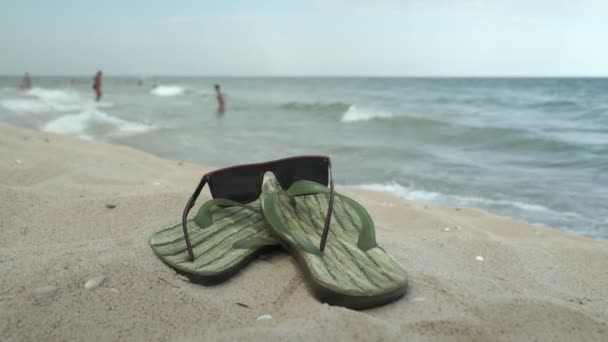 Accessoires Voor Het Strand Liggend Het Zand Heren Slippers Zonnebrillen — Stockvideo