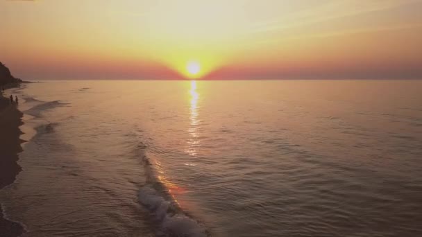 日の出の空の背景の空中ビュー 海の上に朝の空の雲と空中劇的な黄金の日の出 日の出の見事な空の雲 空中ビデオ撮影 — ストック動画